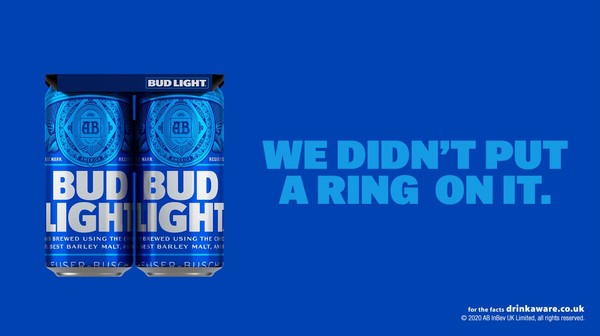  AB 인베브는 자사 제품의 포장을 100% 재활용 가능한 재료로 대체하겠다는 목표를 달성하기 위해  맥주 판매 묶음 시 사용되는 플라스틱 고리를 없애고 100% 재활용 가능한 종이팩으로 대체했다/AB인베브